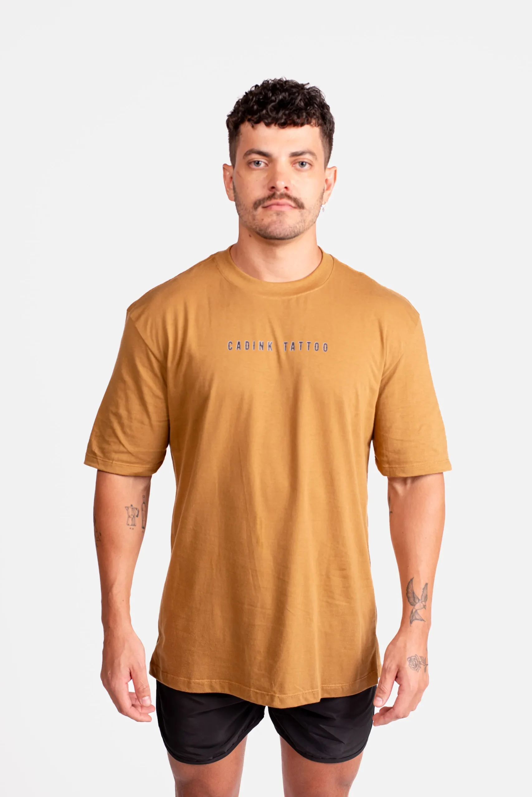 T-Shirt Oversized Ruínas Elétricas Mostarda – Hotter x Cadink Tattoo - Imagem 2