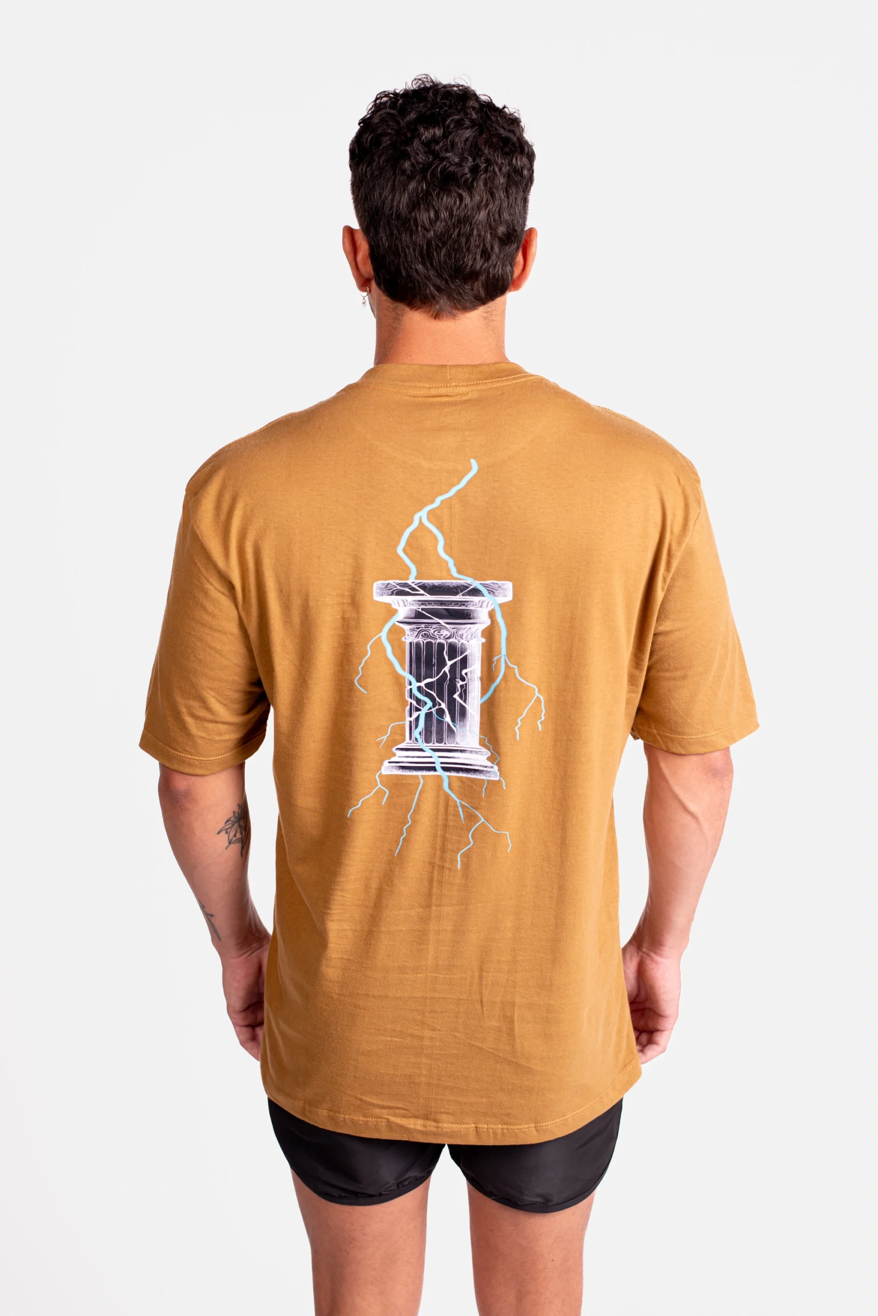 T-Shirt Oversized Ruínas Elétricas Mostarda – Hotter x Cadink Tattoo
