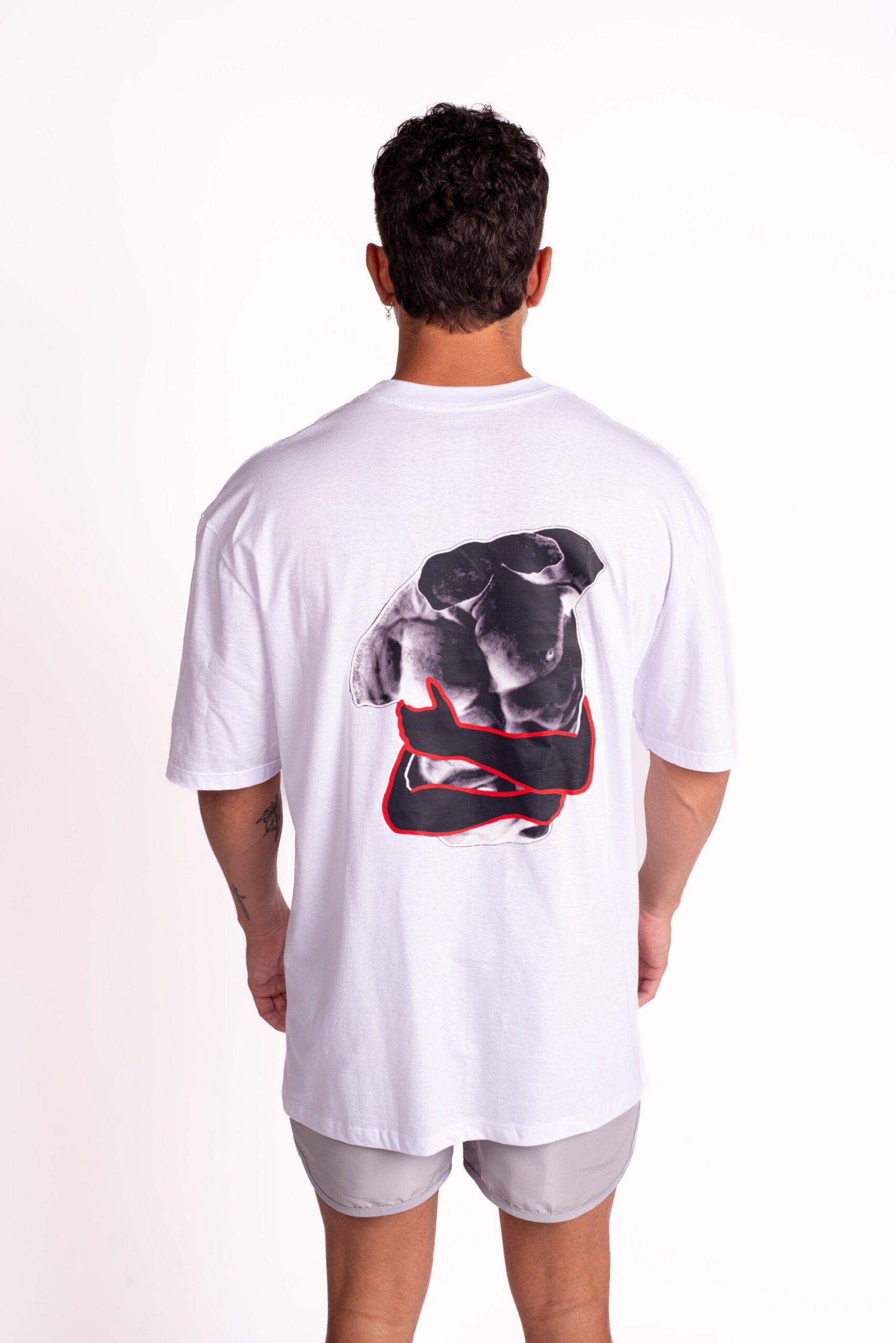 T-Shirt Oversized Fragmento Embrace Branca – Hotter x Cadink Tattoo